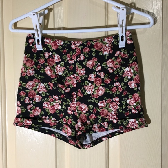 Forever 21 Pants - Floral print stretchy shorts